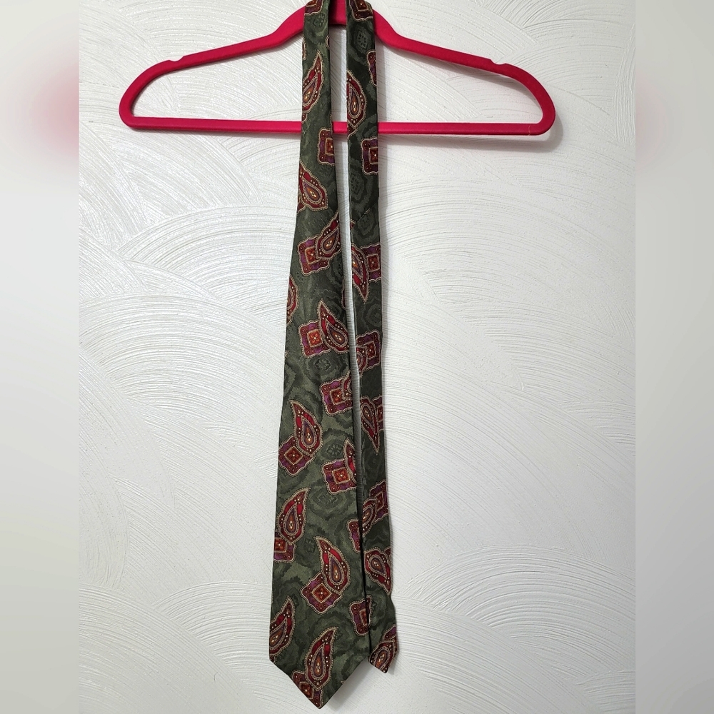 *VTG*  Strathmore All Silk tie. (254)